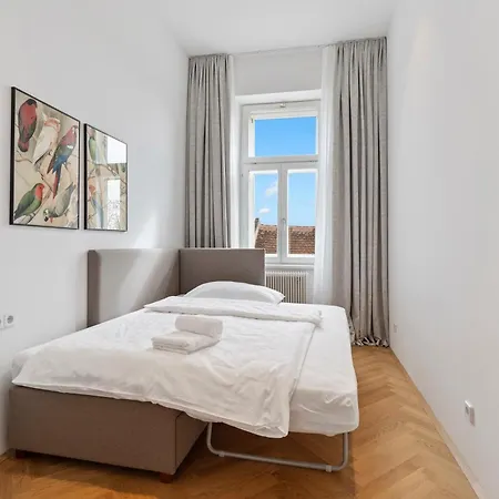 Stadthotel - Sgrafit - Self Check-in Apartment 4*