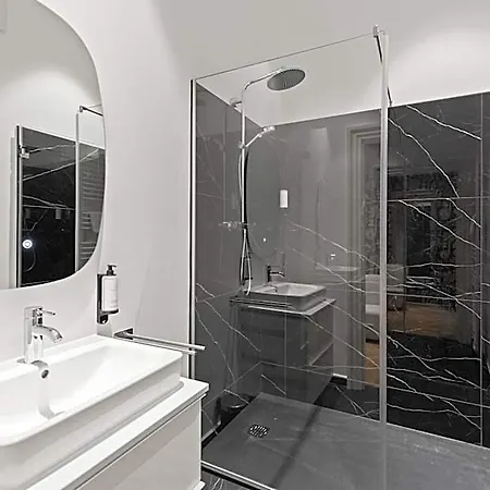 Stadthotel - Sgrafit - Self Check-in 4* レッツ